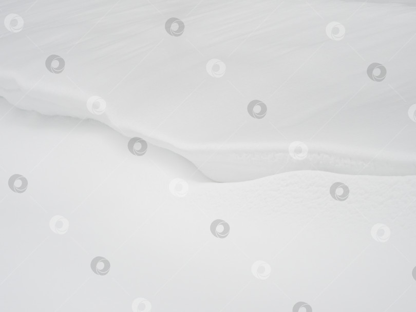 Скачать Фон снежных заносов, большое количество выпавшего снега. Текстура белого чистого снега. фотосток Ozero
