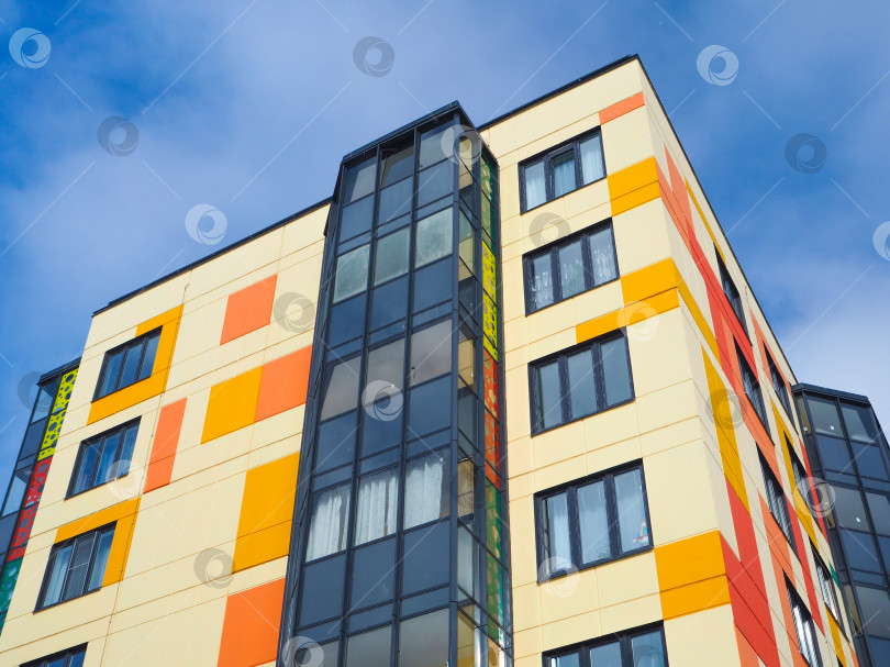 Скачать Современные красивые новостройки. Цветная стена на фоне голубого неба. фотосток Ozero