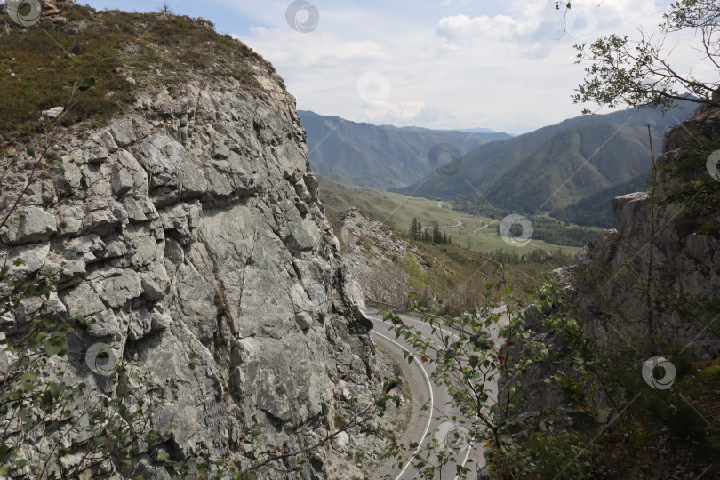 Скачать Вид на дорогу среди гор на Алтае фотосток Ozero
