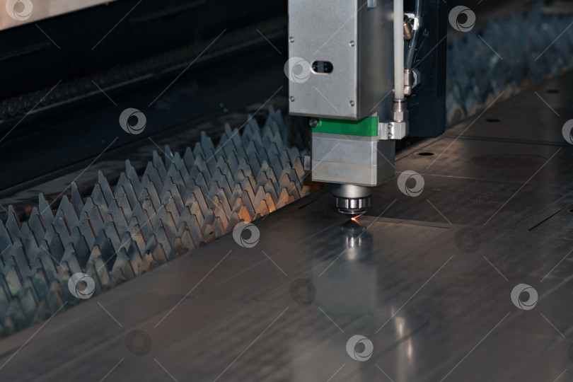 Скачать промышленный лазерный резак при обработке металлического листа фотосток Ozero