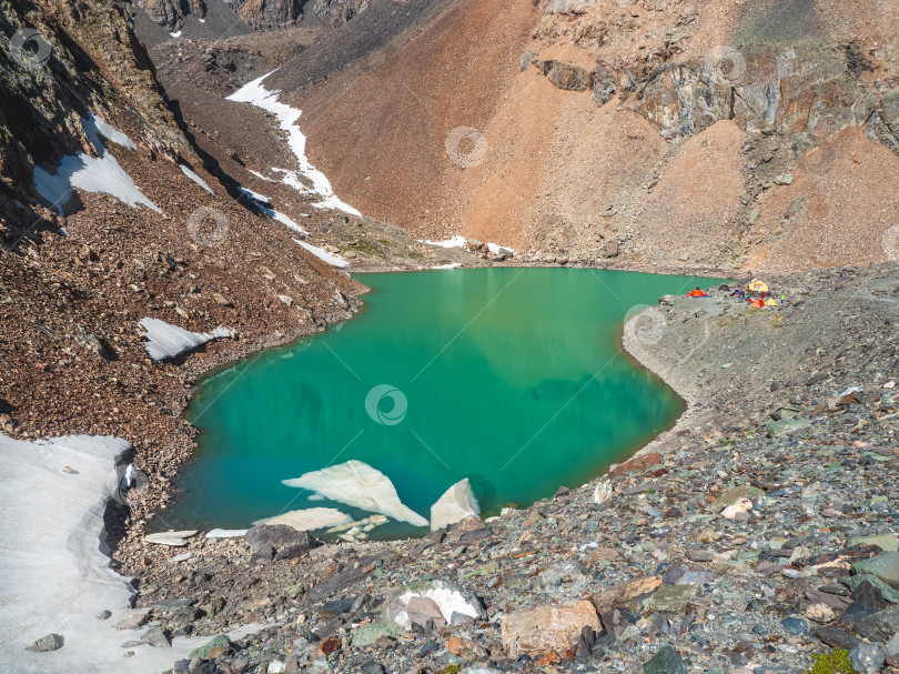 Скачать Кемпинг рядом с ледниковым горным озером, вид вдаль. Альпинистский лагерь на Голубом озере. Горный массив Актру, Алтай. фотосток Ozero