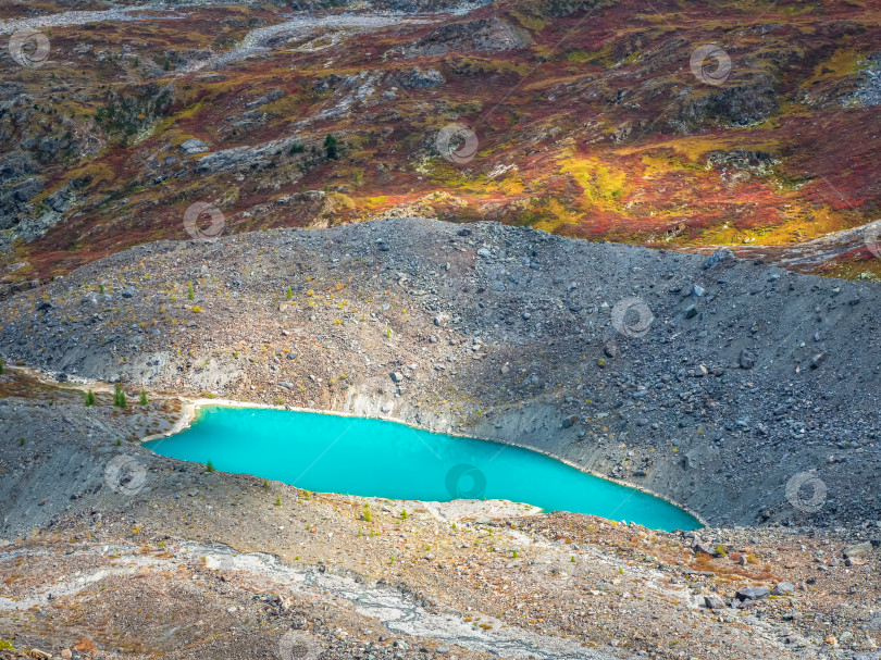 Скачать Труднодоступное голубое прозрачное горное озеро на фоне высоких гор. Атмосферный осенний пейзаж с озерами в высокогорной долине. фотосток Ozero