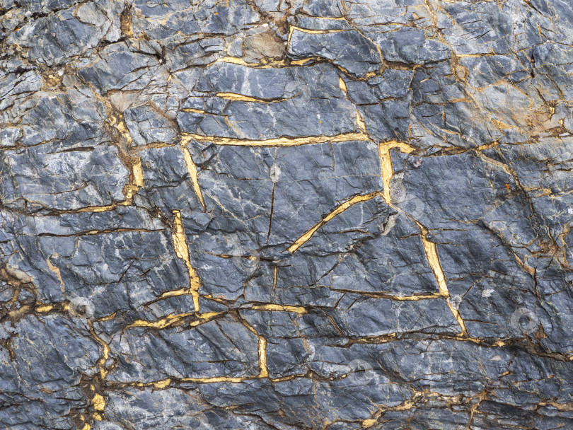 Скачать Камень с золотыми прожилками, натуральный минерал, текстурированный на ярком геологическом фоне с грубыми камнями. Удивительный минерал. Кусок скалы. фотосток Ozero