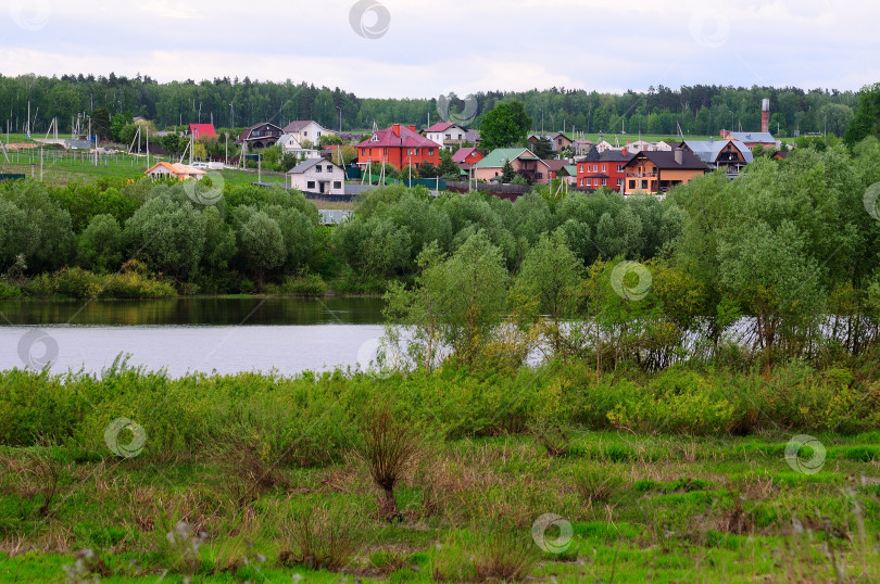 Скачать Деревня у береговой кромки реки фотосток Ozero