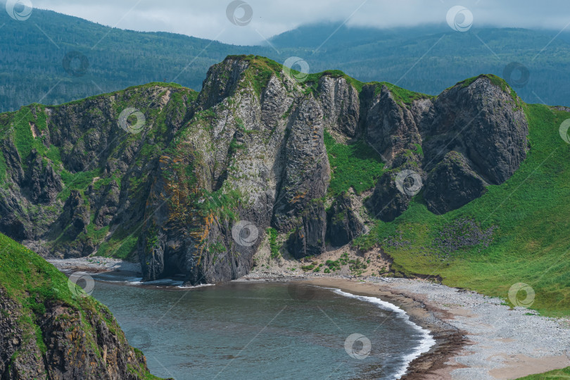 Скачать прибрежный пейзаж, дикая бухта с песчаным пляжем между базальтовыми скалами фотосток Ozero