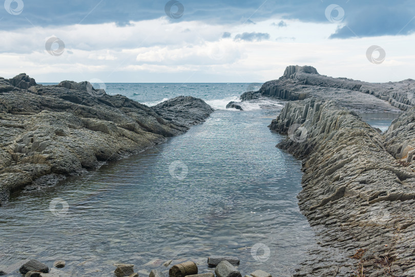 Скачать прибрежный морской пейзаж с красивыми столбчатыми базальтовыми скалами во время отлива фотосток Ozero