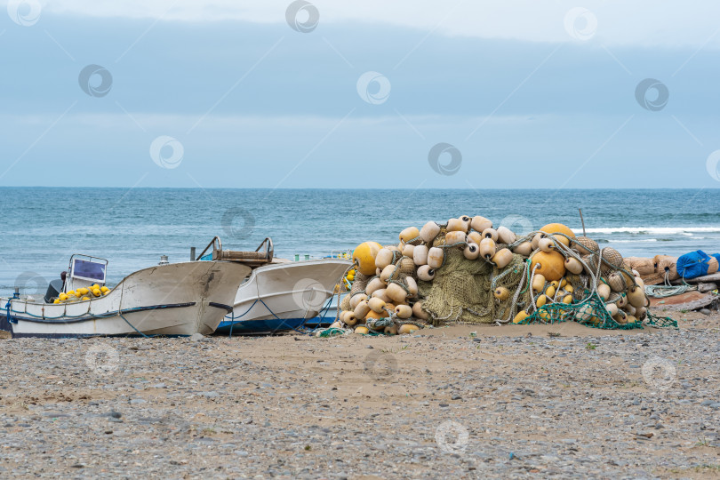 Скачать маленькие рыбацкие лодки и сети на берегу моря фотосток Ozero