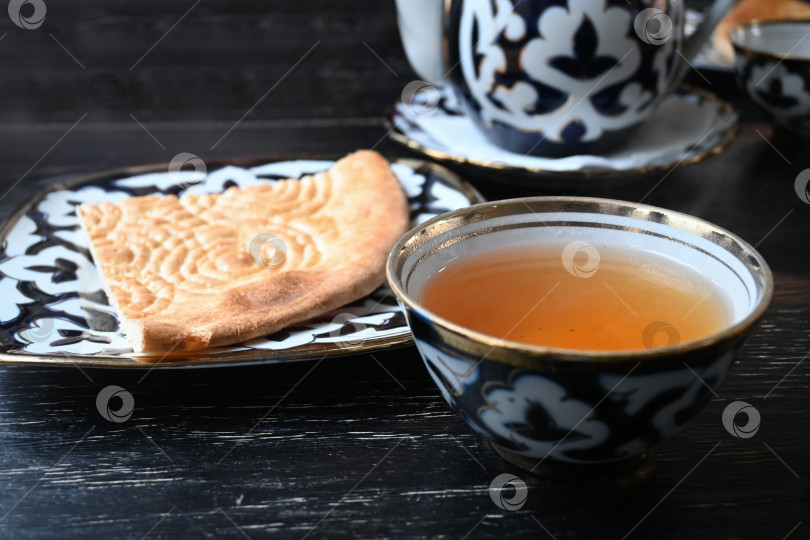 Скачать Лепешка и зеленый чай в пиале. Узбекская кухня. Этническая кухня. фотосток Ozero