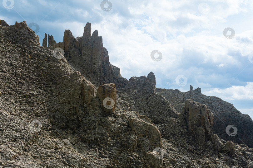 Скачать величественные скалы из вулканического столбчатого базальта на фоне неба, природный ландшафт острова Кунашир фотосток Ozero