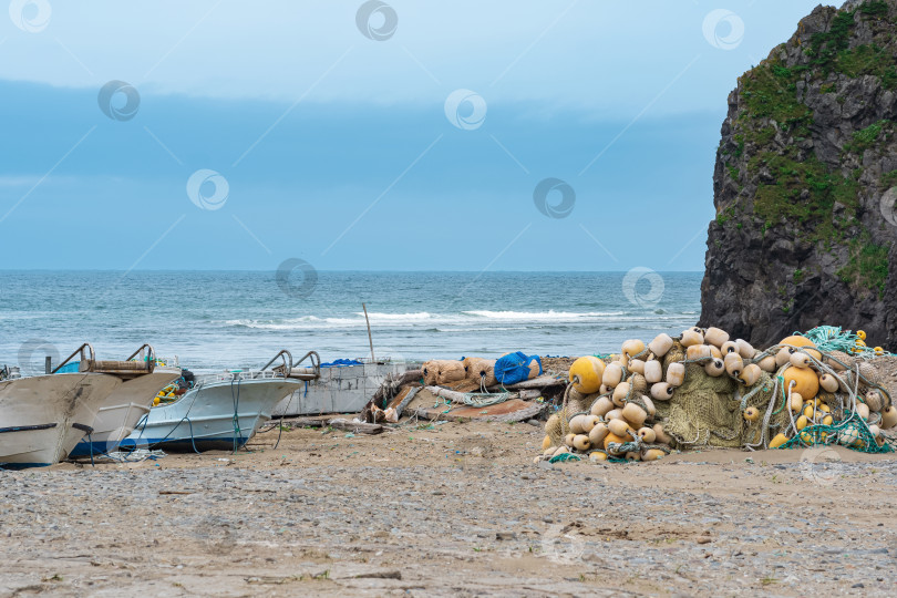 Скачать маленькие рыбацкие лодки и сети на берегу моря фотосток Ozero