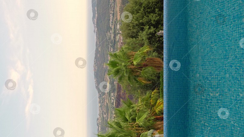 Скачать Вертикальный вид на роскошный открытый бассейн на открытом воздухе с прекрасным видом на море на побережье Коста-Брава, Испания. фотосток Ozero