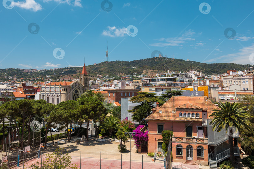 Скачать Вид с крыши на типичную жилую зону Барселоны с антенной и горой на заднем плане фотосток Ozero