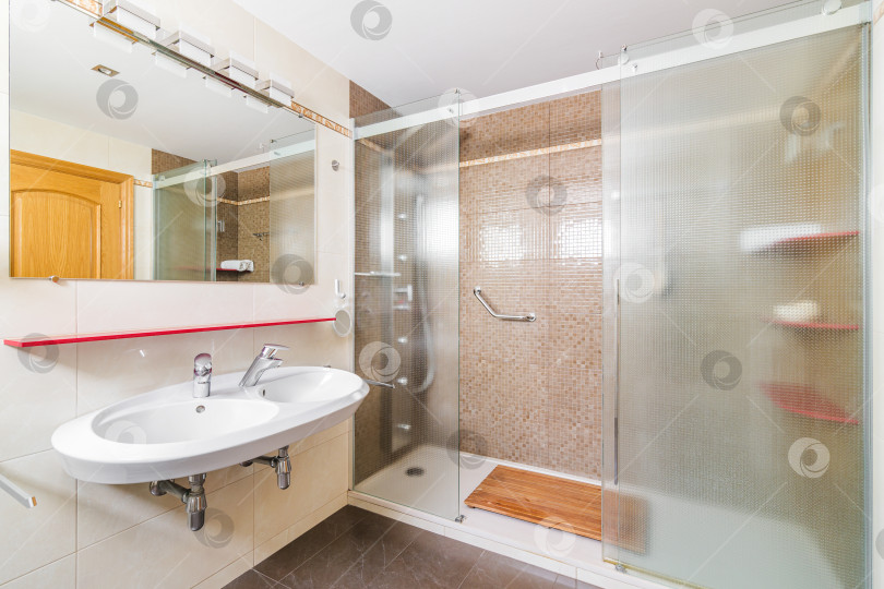 Скачать Интерьер ванной комнаты в светлых тонах с просторной душевой кабиной фотосток Ozero