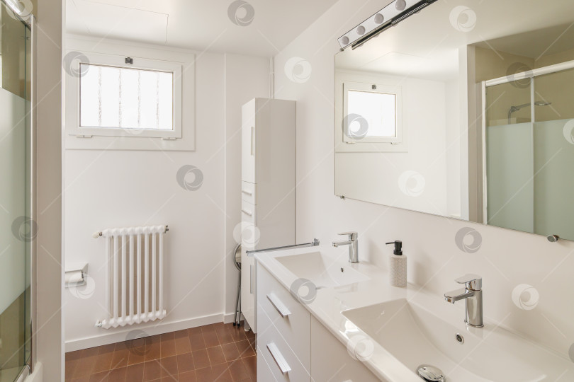 Скачать Интерьер современной ванной комнаты в светлых тонах с душем, отраженным в большом зеркале фотосток Ozero
