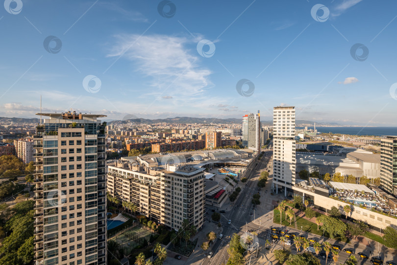 Скачать Современные высотные здания и торговый центр в прибрежных жилых районах Диагональ-Мар и Побленоу в Барселоне, Испания. фотосток Ozero