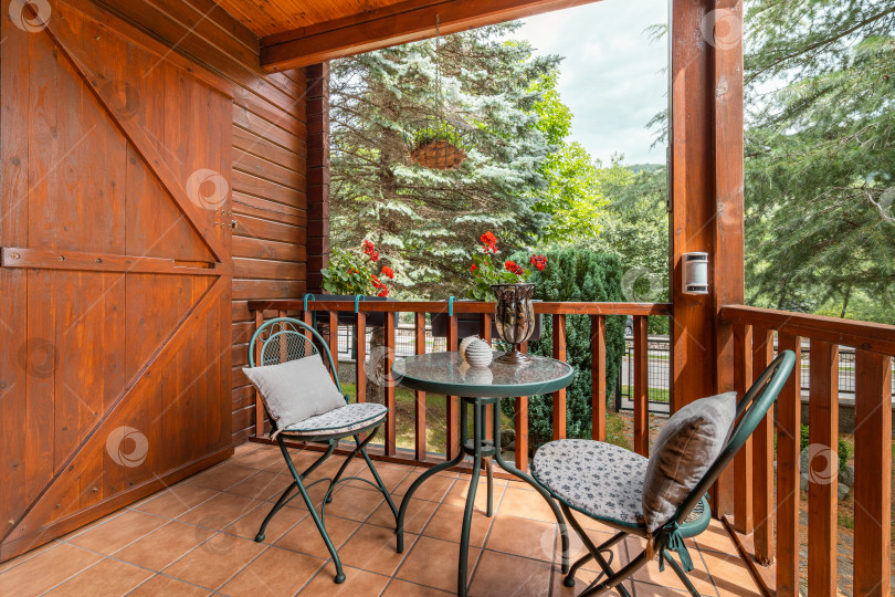 Скачать Веранда-терраса в деревянном загородном доме со столом и стульями фотосток Ozero