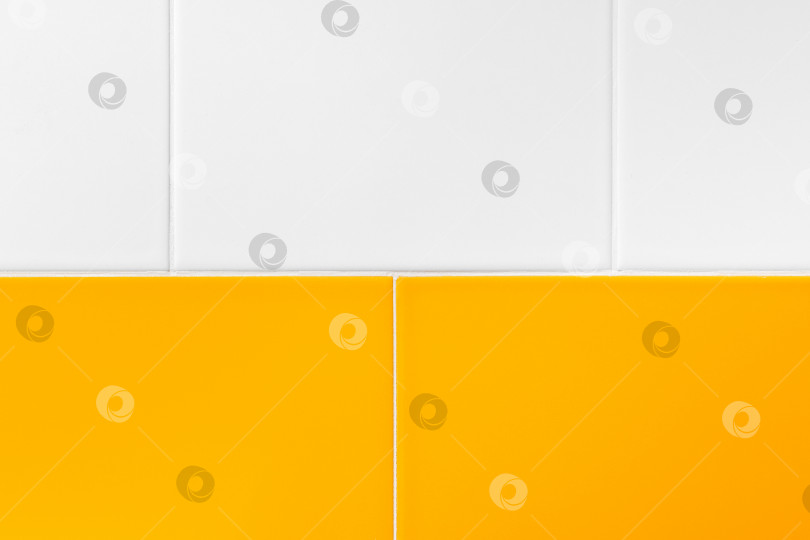 Скачать Крупный план белой и желтой керамической декоративной плитки для стен кухни, ванной комнаты или туалета. фотосток Ozero