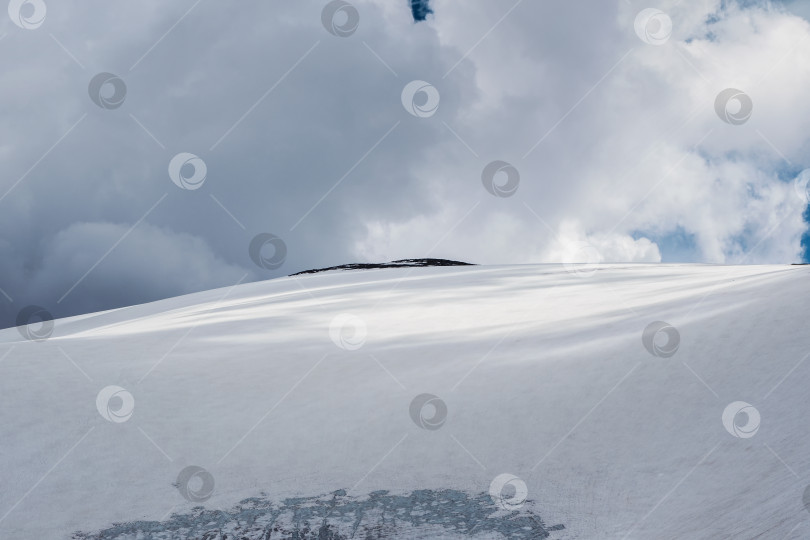 Скачать Большой снежный купол на вершине горы, зимняя вершина горы под потрясающим небом. Атмосферный минималистский альпийский пейзаж. Чудесный горный пейзаж. фотосток Ozero