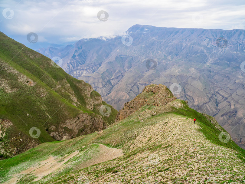 Скачать Перспектива скалистого выступа. Край обрыва, опасное ущелье. Удивительный пейзаж на дождливом высокогорном плато. фотосток Ozero