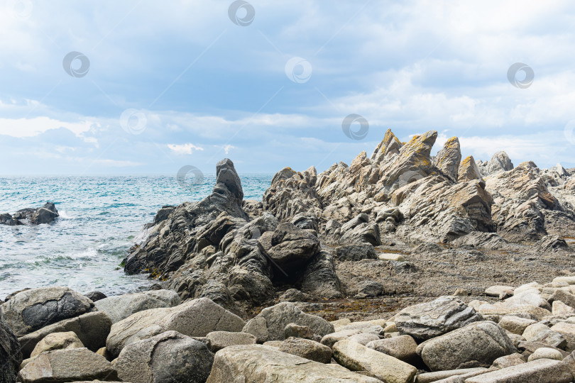 Скачать базальтовые скалы на морском побережье, мыс Столбчатый на острове Кунашир фотосток Ozero