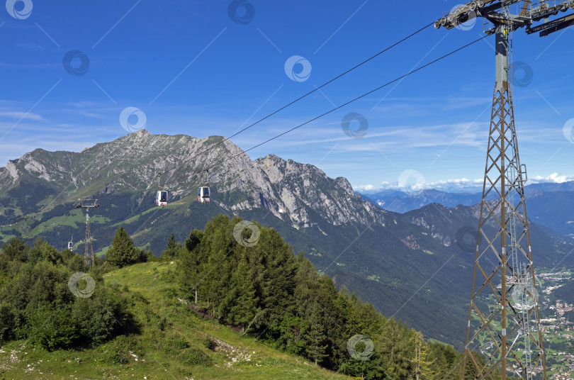 Скачать Канатная дорога в Альпах летом. фотосток Ozero