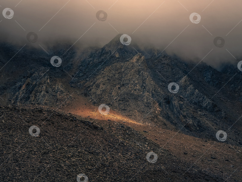 Скачать Мистический свет в туманных темных горах. Впечатляющее небо на горе фотосток Ozero