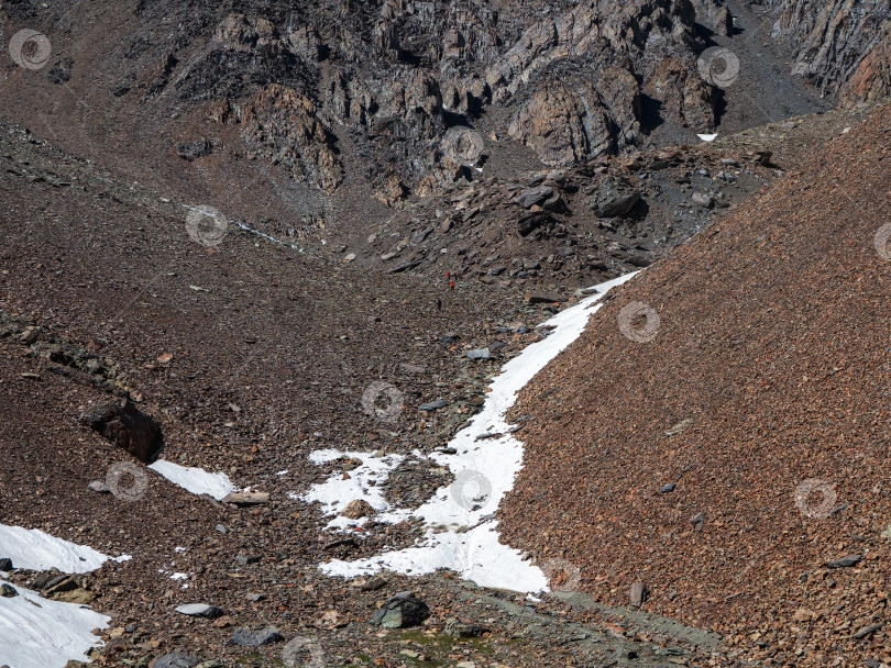 Скачать Минималистичный горный пейзаж с ледником на скалистом холме. Скудный снег на перевале. Прекрасный летний вид на высокогорную природу. Гора камней на большой высоте. фотосток Ozero