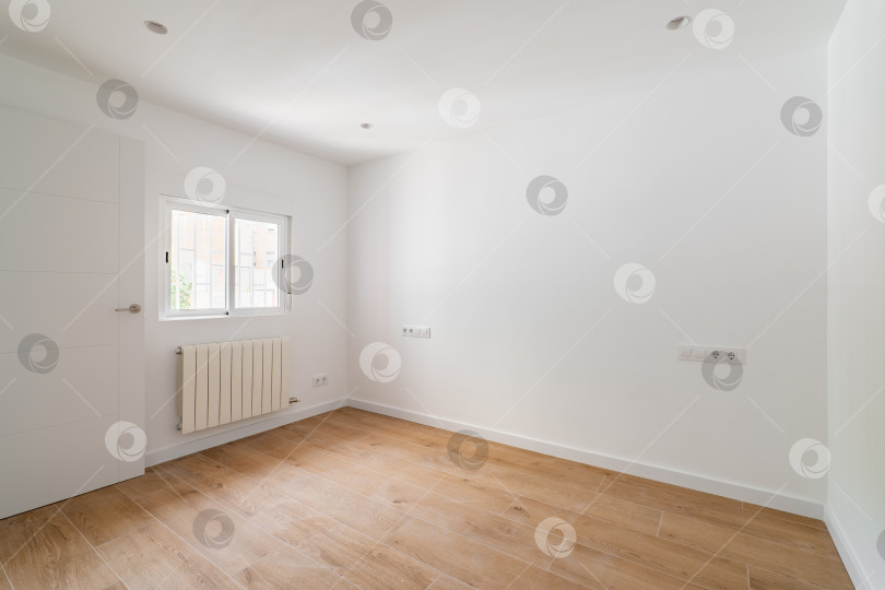 Скачать Пустая комната после ремонта с окном, белыми стенами и деревянным полом в новой квартире фотосток Ozero