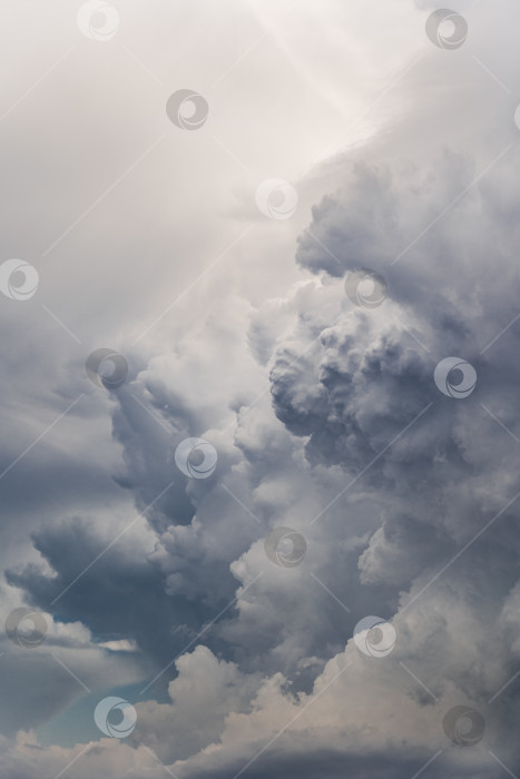 Скачать Впечатляющее небо с грозовыми облаками, за несколько минут до дождя. фотосток Ozero