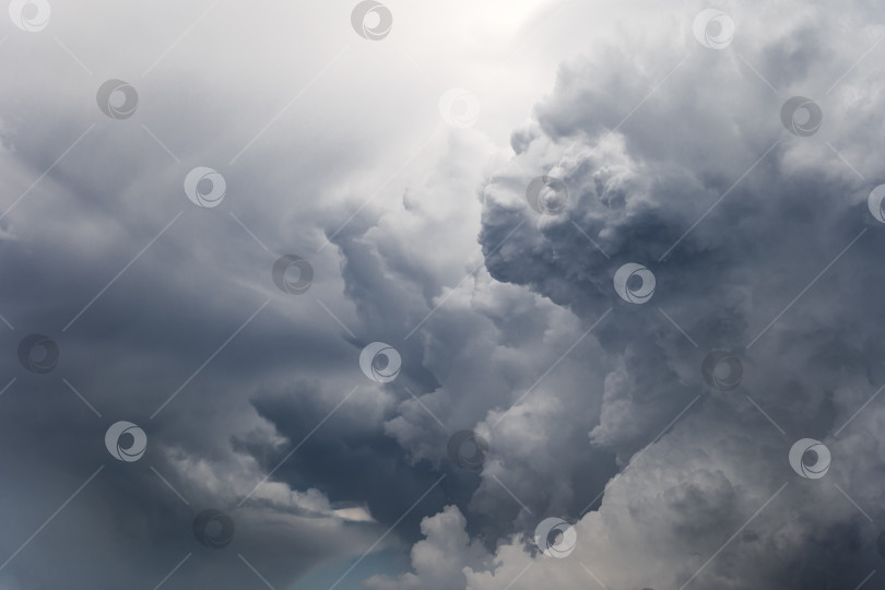 Скачать Грозовые облака крупным планом на фоне неба фотосток Ozero