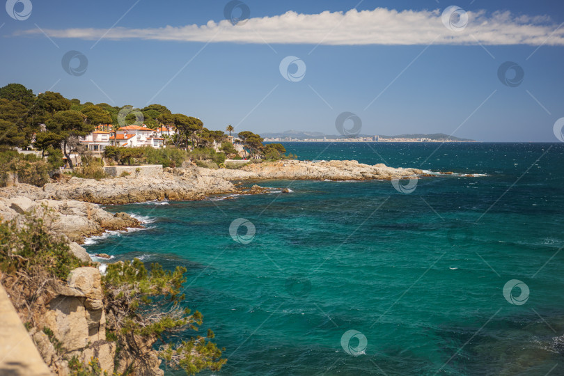 Скачать Прекрасная бирюзовая вода на берегу в Испании, Коста-Брава в Каталонии в солнечный день фотосток Ozero