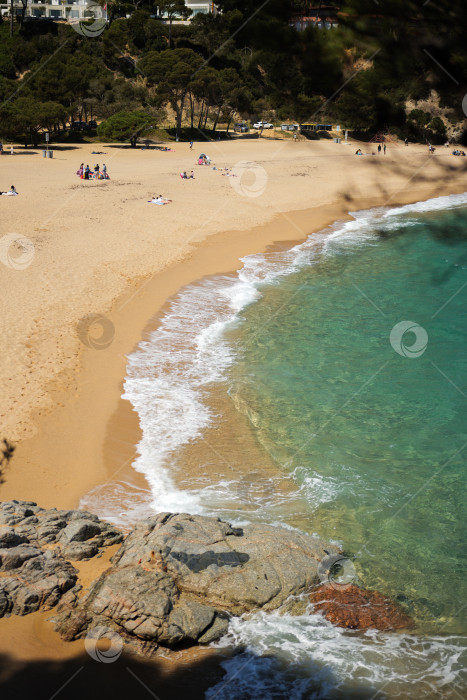 Скачать Пляж Коста-Брава с бирюзовой водой в солнечный день фотосток Ozero