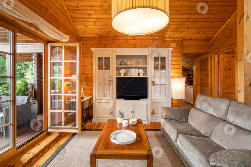 Скачать Уютный интерьер загородного дома в деревянном исполнении. Просторная гостиная на втором этаже фотосток Ozero