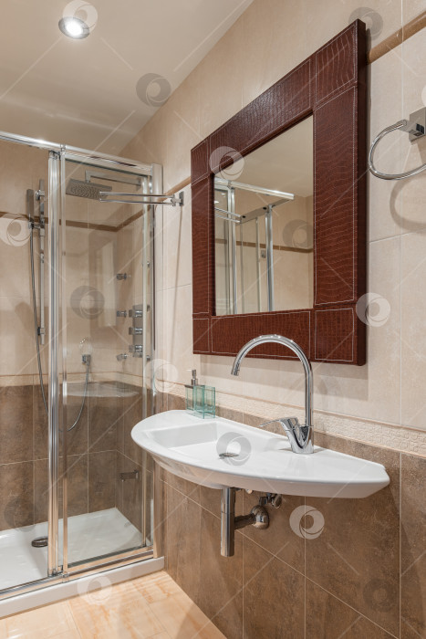Скачать Интерьер новой роскошной ванной комнаты с зеркалом в кожаной раме. фотосток Ozero