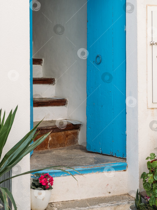 Скачать Типичная деревянная дверь и лестница в дом в старом историческом центре Ибицы, Балеарские острова, Испания. фотосток Ozero