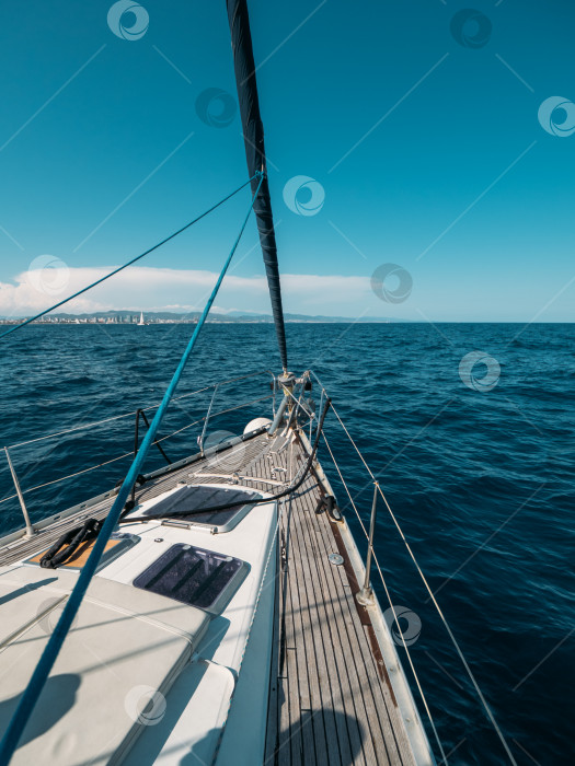 Скачать Вид с носа яхты, направляющейся в Средиземное море с темно-синей водой летом, Барселона, Испания фотосток Ozero
