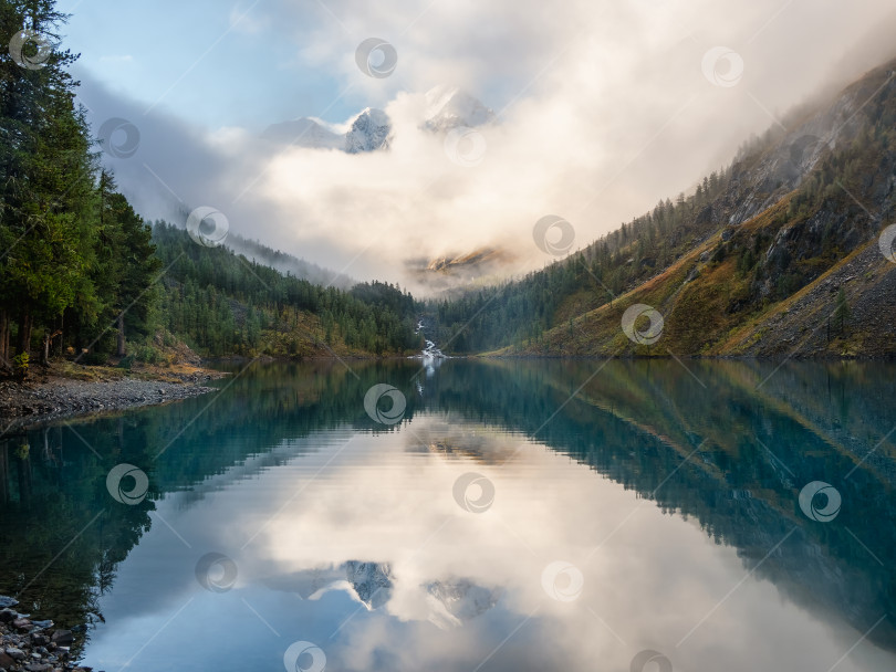 Живописное горное туманное озеро летним утром. Яркий пейзаж с отражением  ледника в водной глади горного озера под облачным небом. Отражение гор,  неба и белых облаков. - Ozero - российский фотосток
