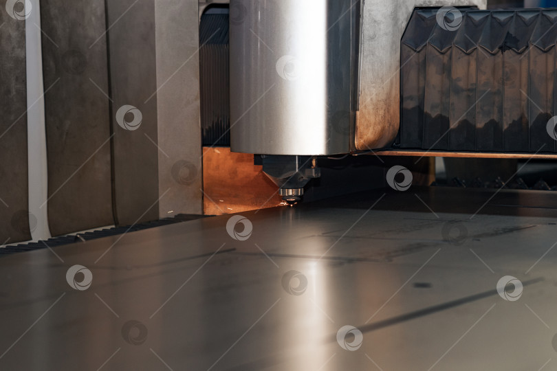 Скачать тяжелый промышленный лазерный резак при обработке металлического листа фотосток Ozero
