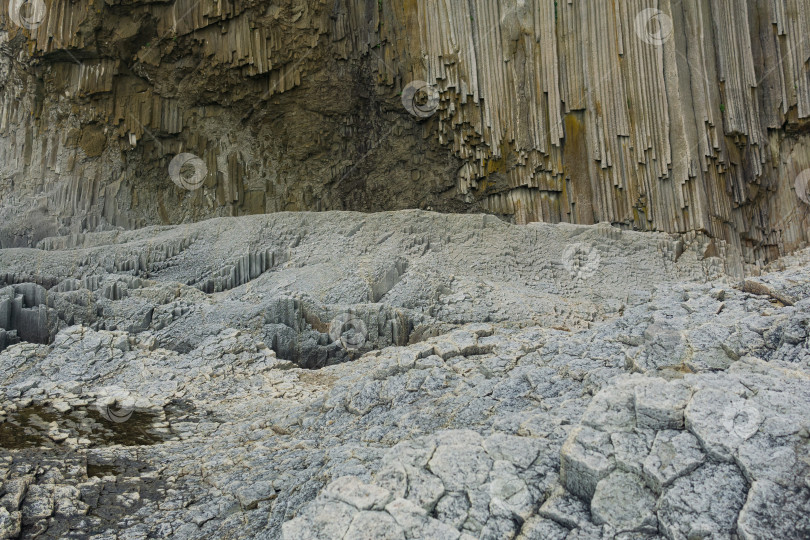 Скачать Столбчатая базальтовая скала, мыс Столбчатый на острове Кунашир, на переднем плане основания лавовых базальтовых колонн образуют своеобразную мостовую фотосток Ozero