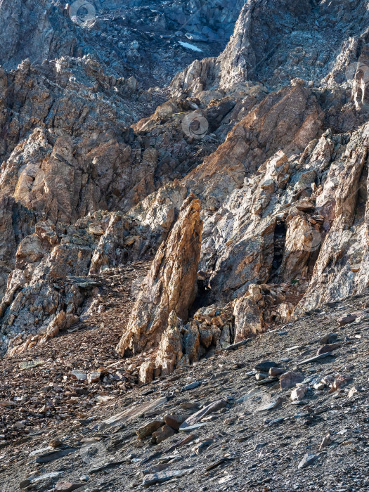 Скачать Потрясающий живописный горный пейзаж с большими потрескавшимися заостренными камнями крупным планом в солнечном свете. Фон из острых скал. Вертикальный вид. фотосток Ozero