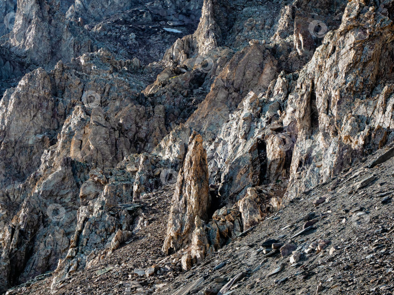 Скачать Потрясающий живописный горный пейзаж с большими потрескавшимися заостренными камнями крупным планом в солнечном свете. Фон из острых скал. фотосток Ozero