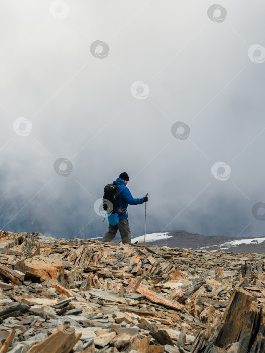 Скачать Одиночное восхождение. Действия человека, взбирающегося на вершину туманного камня фотосток Ozero