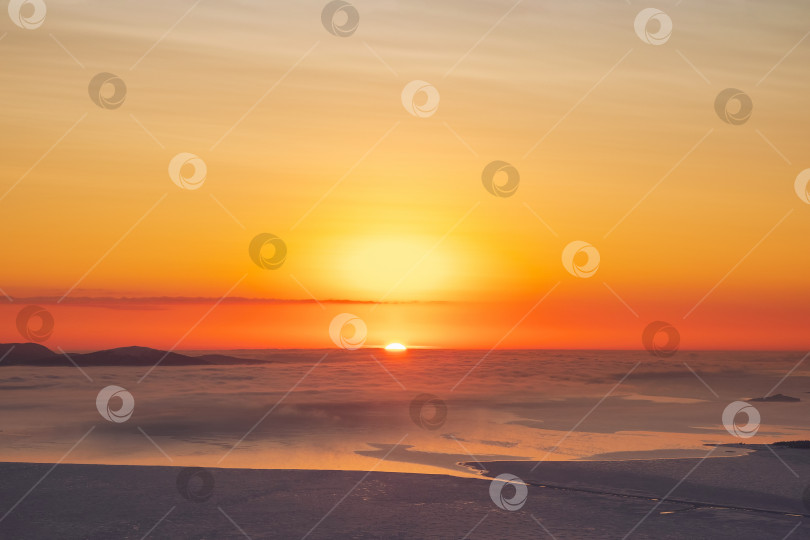 Скачать Начало восхода солнца. Концепция красочного фона неба. Драматический закат в сумеречных красках. Прекрасный арктический закат. Живописное красочное небо на рассвете. Вид с высоты птичьего полета. фотосток Ozero
