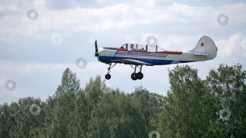 Скачать МОСКОВСКАЯ ОБЛАСТЬ, аэродром ЧЕРНОЕ 22 мая 2021 года: самолет Як-52 на фестивале небесной авиации, теория и практика фотосток Ozero