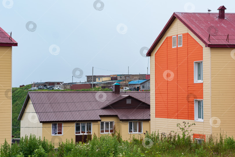 Скачать городской пейзаж поселка Южно-Курильск на острове Кунашир фотосток Ozero