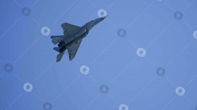 Скачать Москва, Россия, аэродром Жуковский, 31 августа 2019 года: самолет высшего пилотажа МиГ-29 выполняет демонстрационный полет на международном аэрокосмическом салоне МАКС-2019 фотосток Ozero