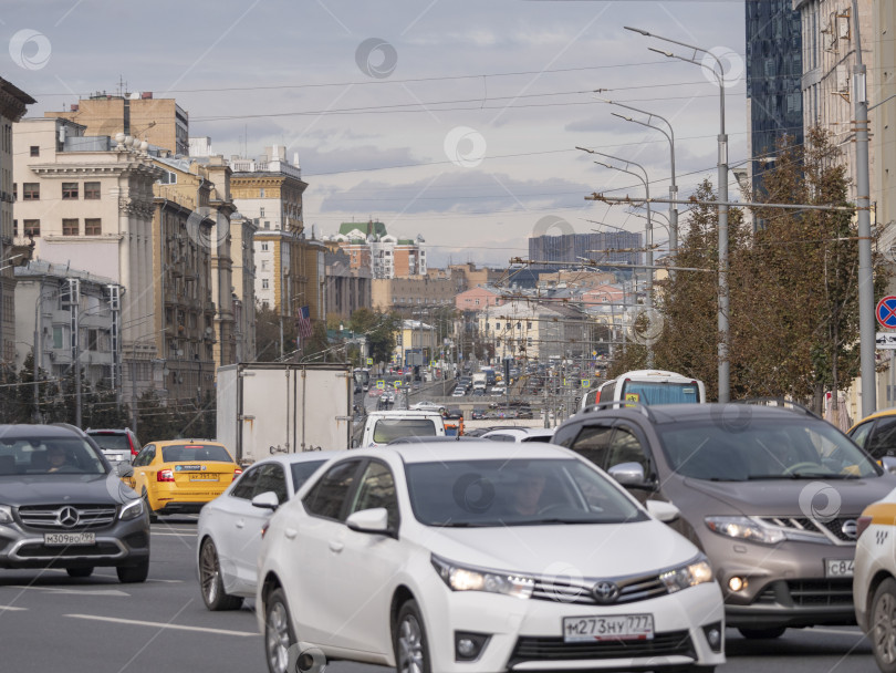 Скачать МОСКВА, РОССИЯ - 27 июля 2022 года: Концепция городской транспортной жизни вблизи Садового кольца фотосток Ozero