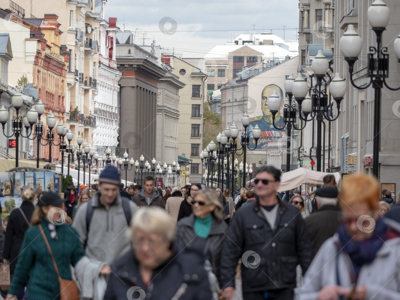 Скачать МОСКВА - 27 июля: Прогулка людей по Старому Арбату 27 июля 2019 года в Москве, Россия фотосток Ozero