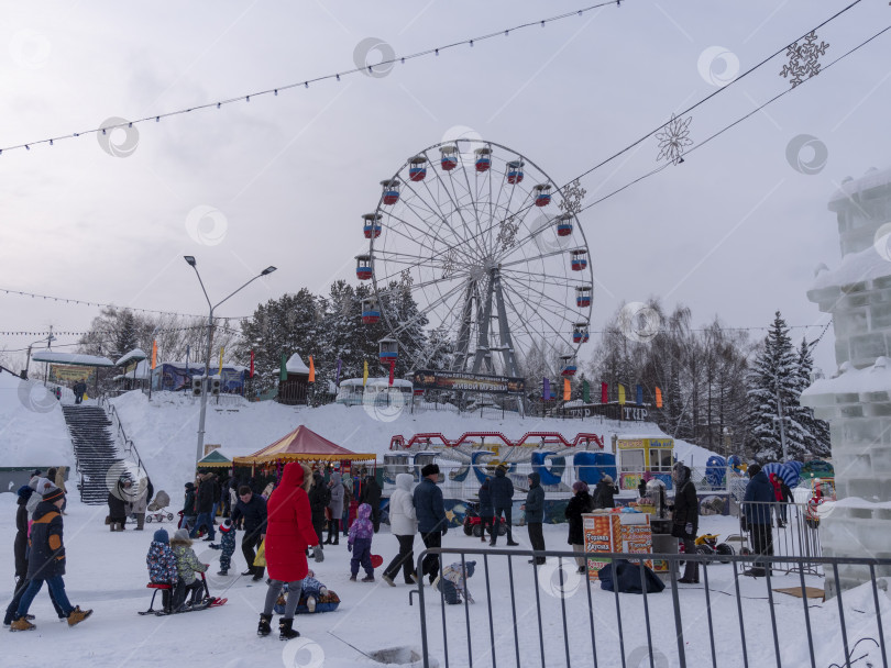 Скачать БАРНАУЛ - 21 ДЕКАБРЯ Площадь Сахарова в центре города 21 декабря 2018 года в Барнауле, Россия фотосток Ozero