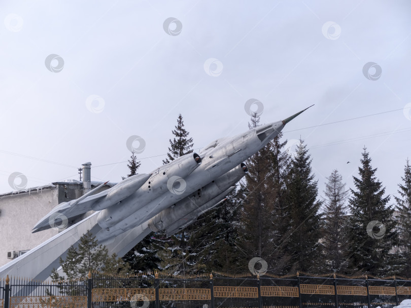 Скачать БАРНАУЛ - 21 января Барнаул - это бывшее военное училище летчиков, самолет Як-28 у входа. 21 января 2019 года в Барнауле, Россия. фотосток Ozero